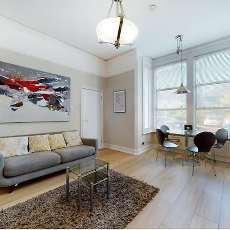 Super 1 Bedroom Flat In Hendon Near Middlesex University With Private Parking Exterior foto