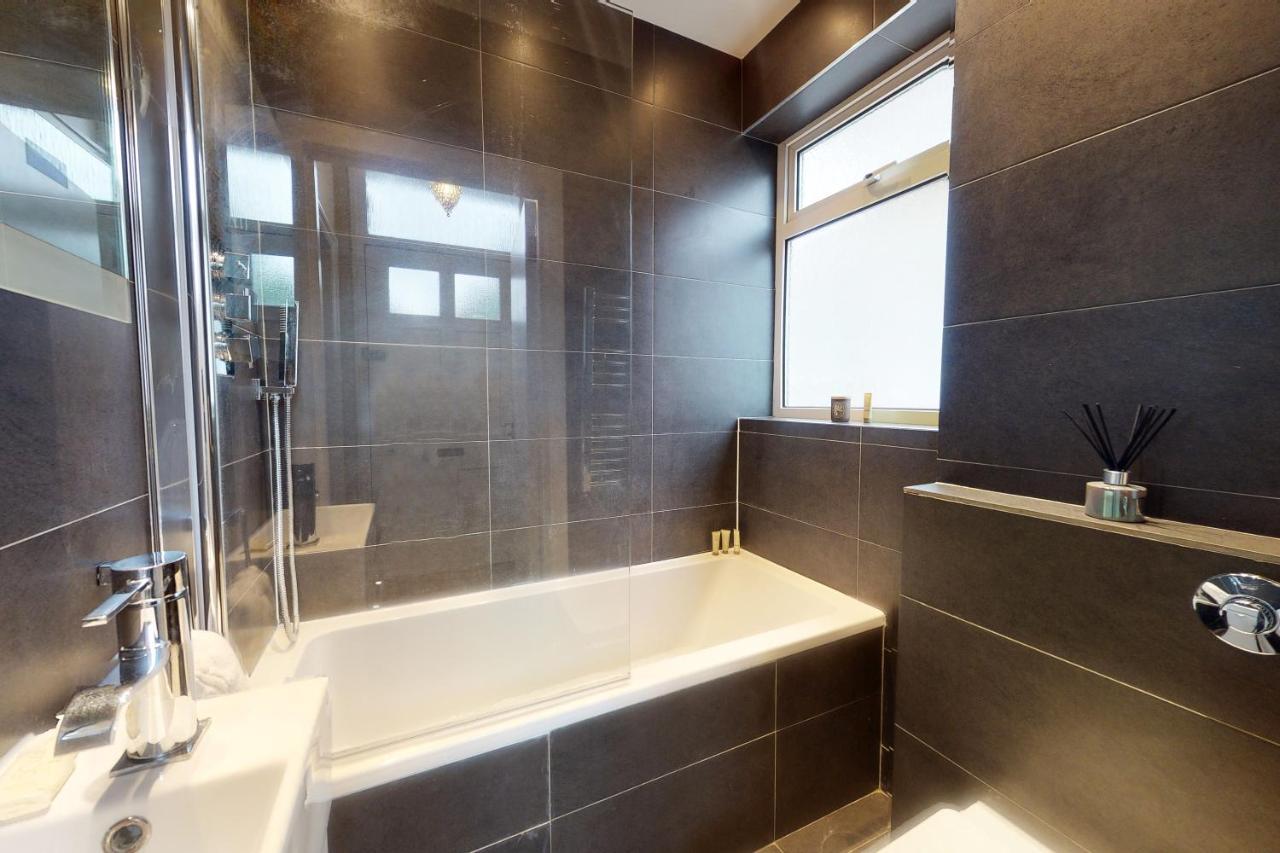 Super 1 Bedroom Flat In Hendon Near Middlesex University With Private Parking Exterior foto